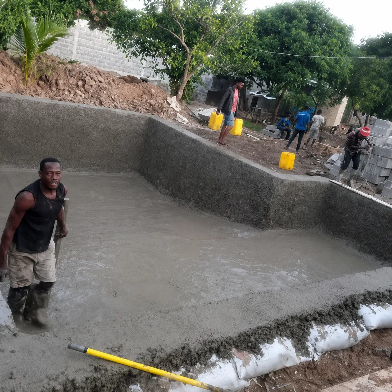 Estrutura de piscina em construção com a equipa da Zefas no local