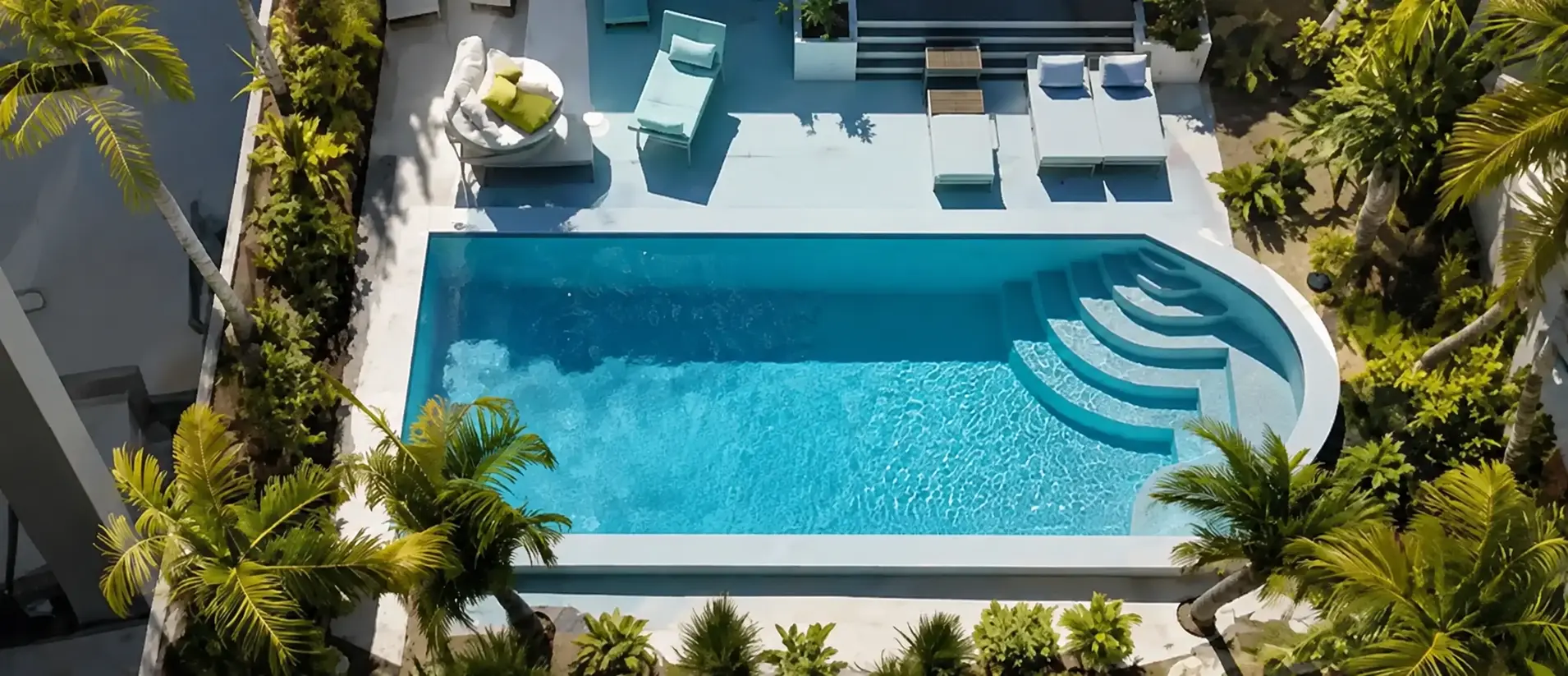 Vista superior de referência de piscina com escadas curvas integradas