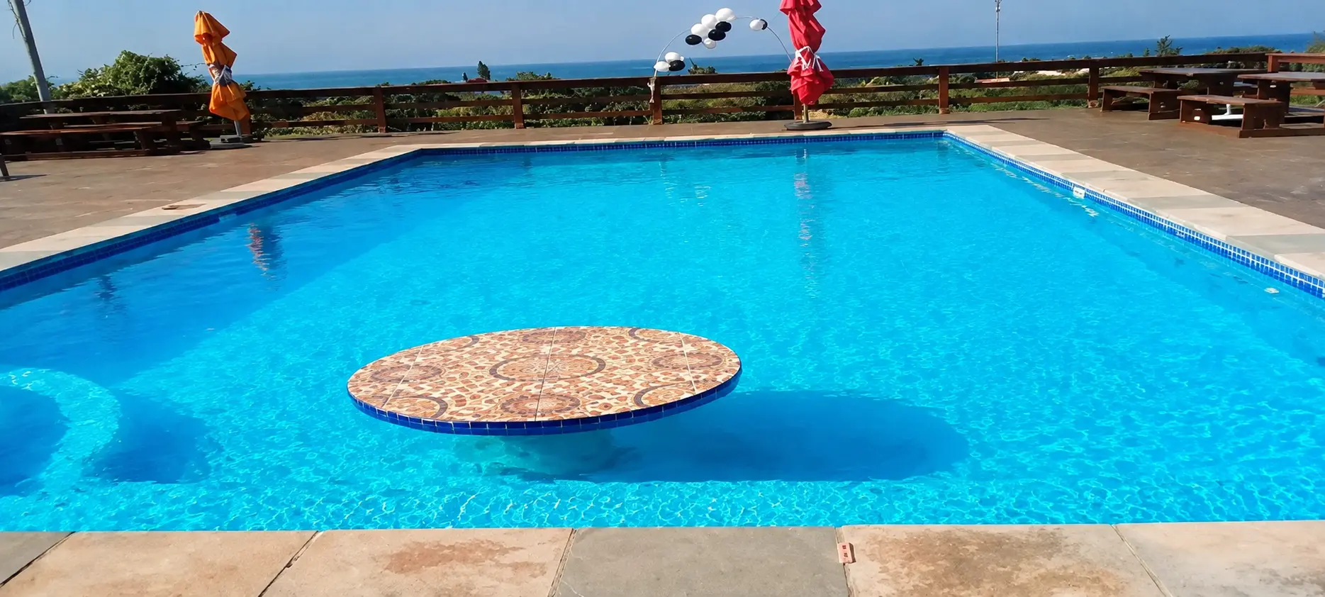 Referência visual de piscina ampla com um elemento circular central