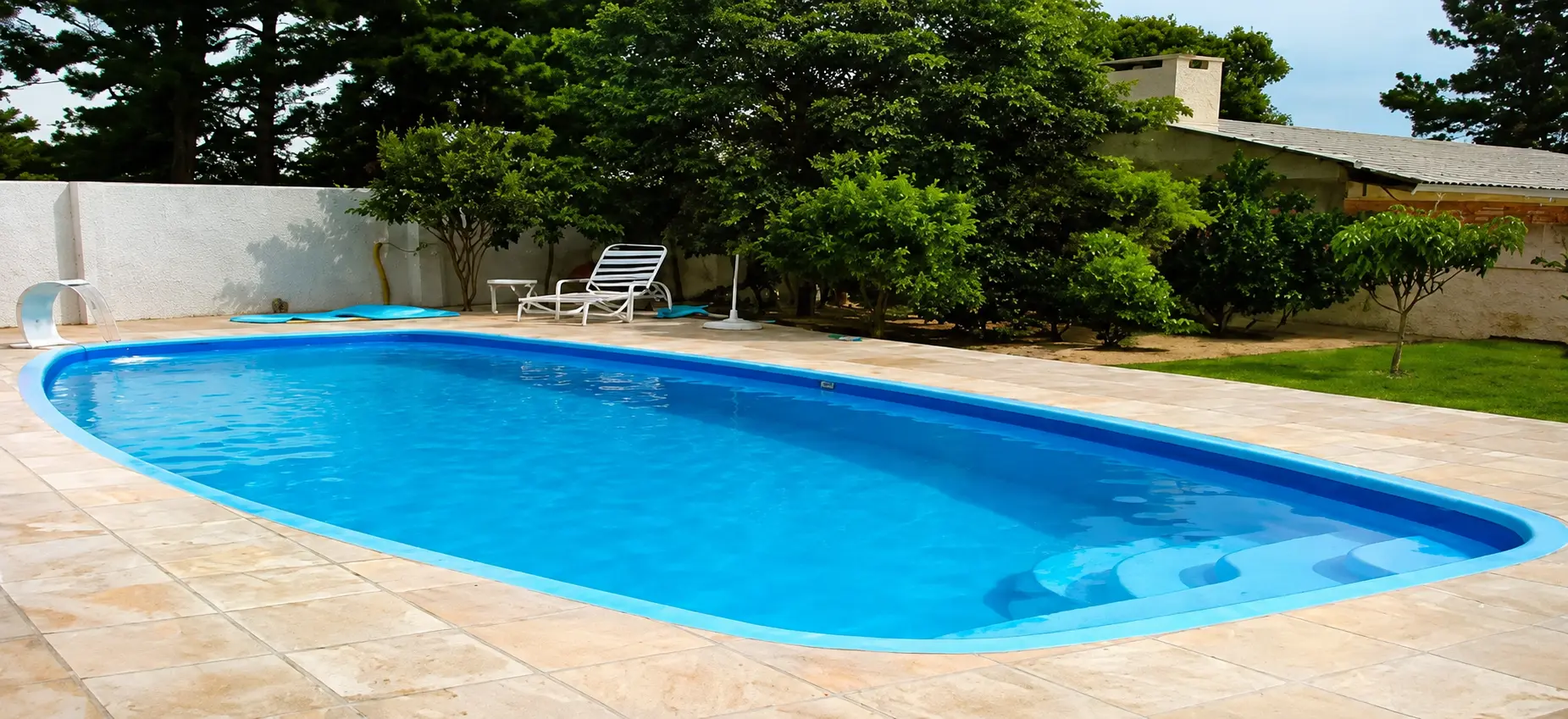 Referência visual de piscina comprida com extremidades arredondadas