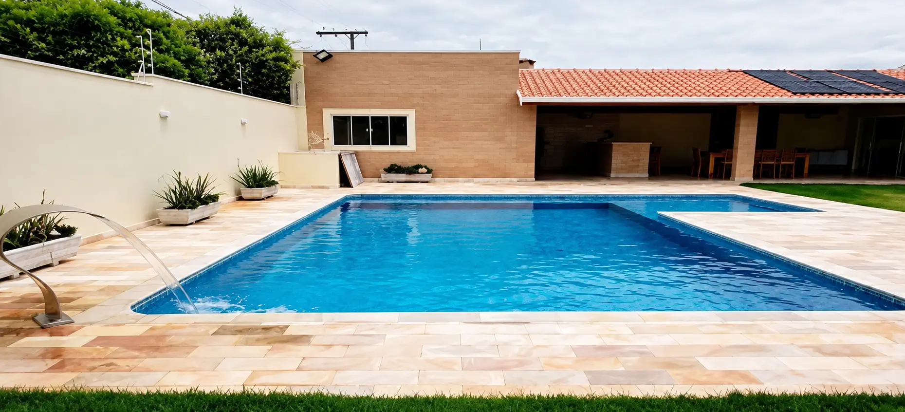 Referência visual de piscina rectangular ampla numa residência